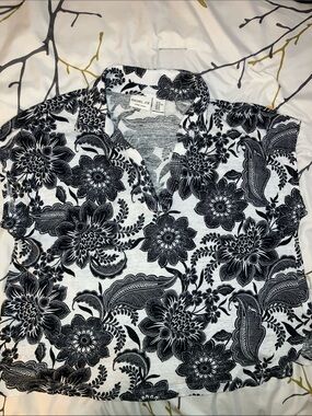 Rachel Zoe Black & White Floral Split-Neck Cap Sleeve Blouse